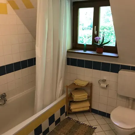 Charmante Altbau-dg-wohnung 아파트