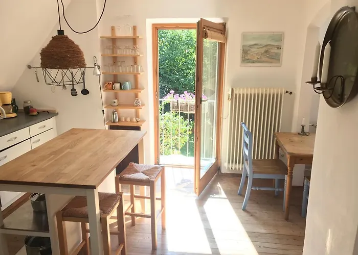 Charmante Altbau-dg-wohnung Apartamento *