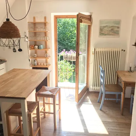Charmante Altbau-dg-wohnung Apartman *