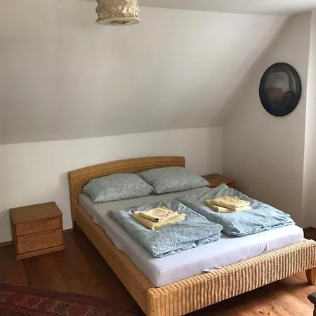 Charmante Altbau-dg-wohnung Apartman