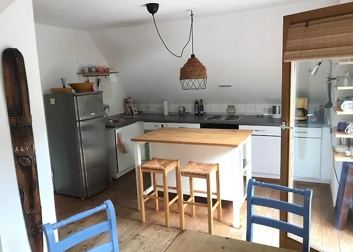 Charmante Altbau-dg-wohnung Apartmán *